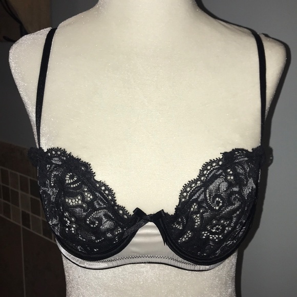 Black lace and white bra - Picture 1 of 3